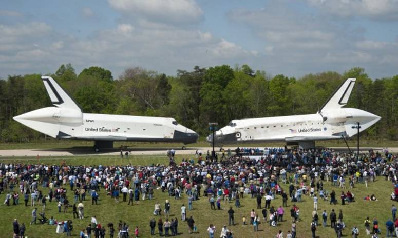 Shuttle-Treffen: Die Discovery (rechts) und die Enterprise am 19. April 2012 auf dem Gelände des  Smithsonian National Air and Space Museum in Chantilly (Foto: Nasa)